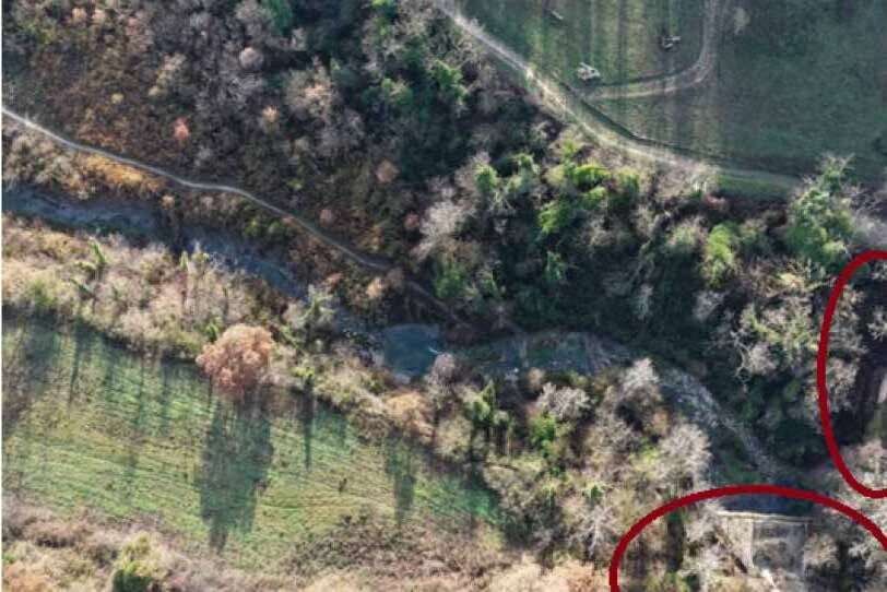 Dettaglio dall'alto con il ponte e un'alta briglia